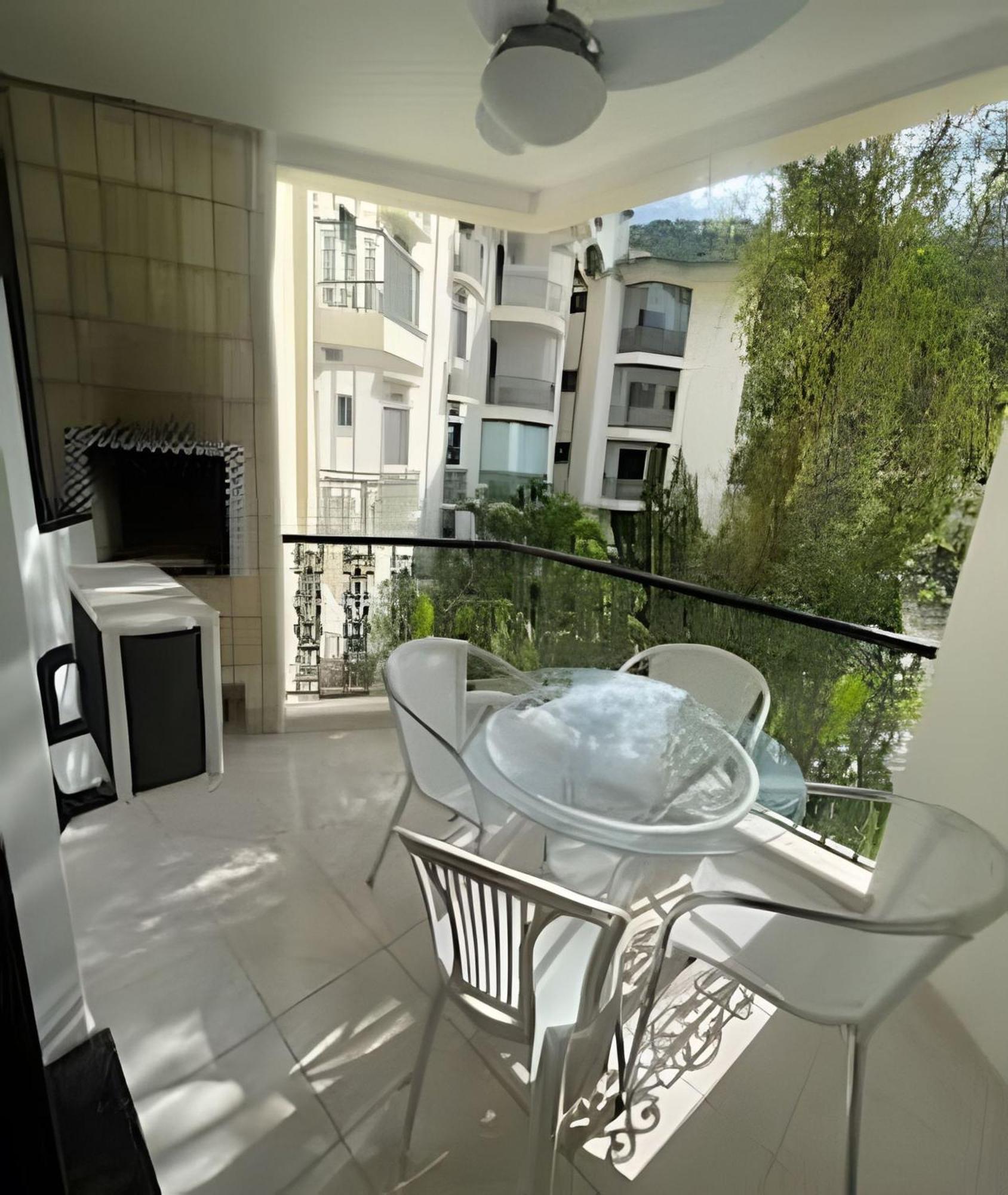 Apartamento com Varanda